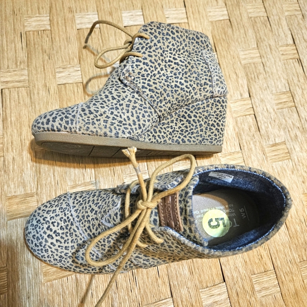 TOMS leopard pattern print sueded leather wedges Ankle size 5